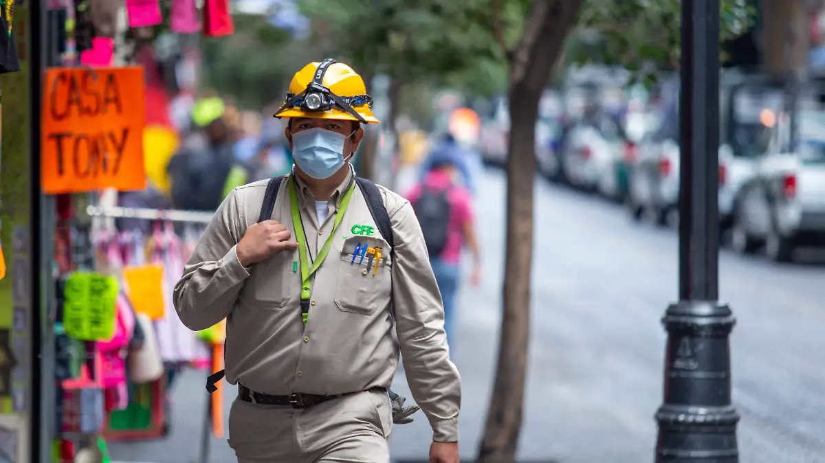 894384_Cotidiana Centro Histórico Trabajador CFE-1.JPG_impreso